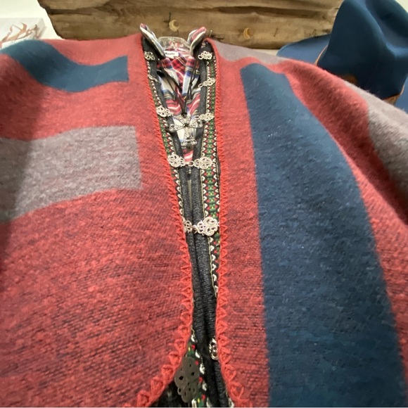 BB DOKOTA reversible cape/body wrap w country:prairie/western/cottage vibe - Picture 2 of 14